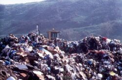 Incendio in corso alla discarica di Torre a Castello