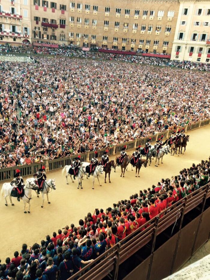 Il drappello dei carabinieri attraversa la citt&agrave; - IL VIDEO