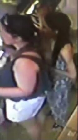 Tentano di rubare portafogli in gelateria coprendosi con un foulard - IL VIDEO