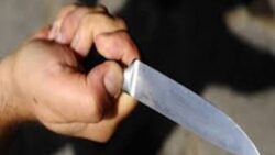 Minaccia con il coltello una donna in piazza Amendola