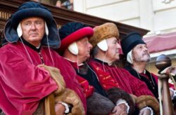 Tutti i monturati del Comune, tamburi e fanfara