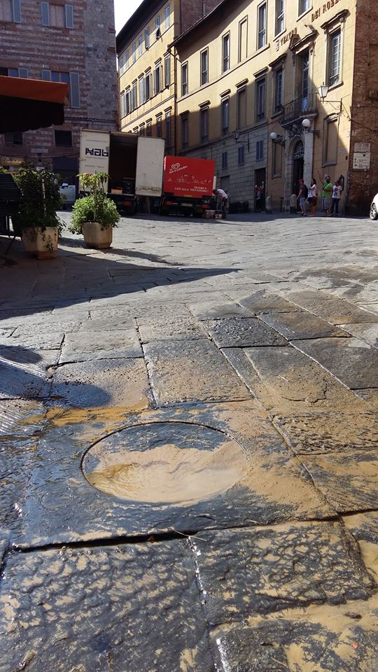 Grossa perdita d'acqua in Piazza Indipendenza