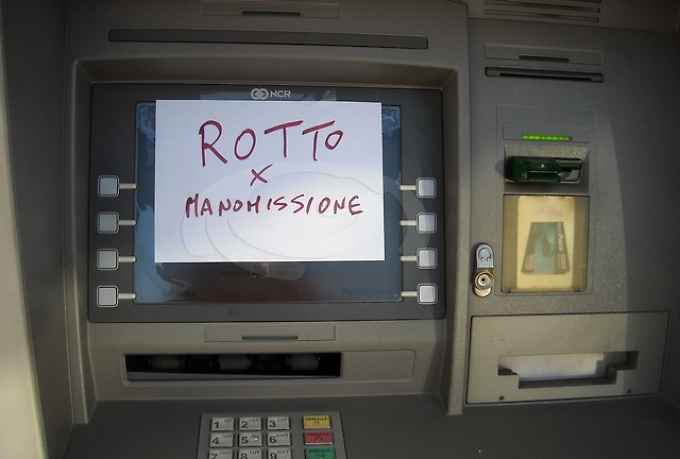 Manomesso sportello bancomat alla filiale Mps in via Banchi di Sotto