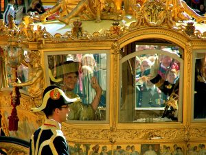 Una regina alle finestre per assistere al Palio