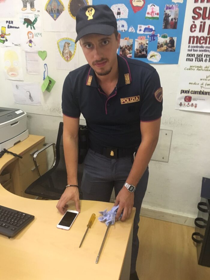 Quattro giovani sorpresi a bordo di un'auto rubata