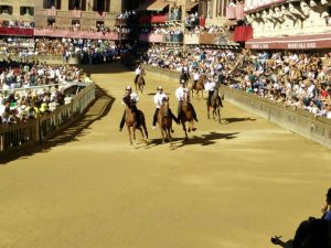 Il comune trova i fondi per incrementare i premi ai cavalli del Palio