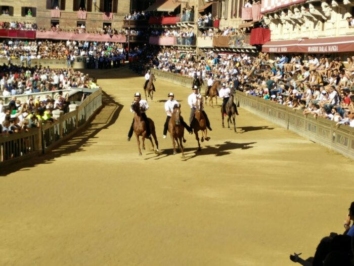Il comune trova i fondi per incrementare i premi ai cavalli del Palio