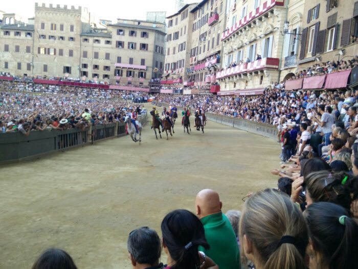 Altoparlanti in Piazza del Campo: il sindaco spiega "Sono obbligatori"