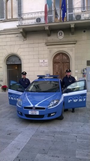 Ruba energia elettrica e litiga con l'operatore Enel che gli stacca la luce