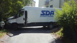 Furgone incastrato in via Martiri di Montemaggio