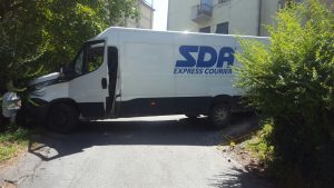 Furgone incastrato in via Martiri di Montemaggio
