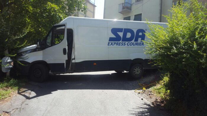 Furgone incastrato in via Martiri di Montemaggio