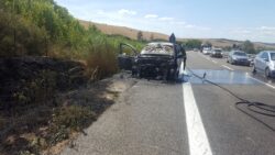 Auto in fiamme, pericolo esplosione