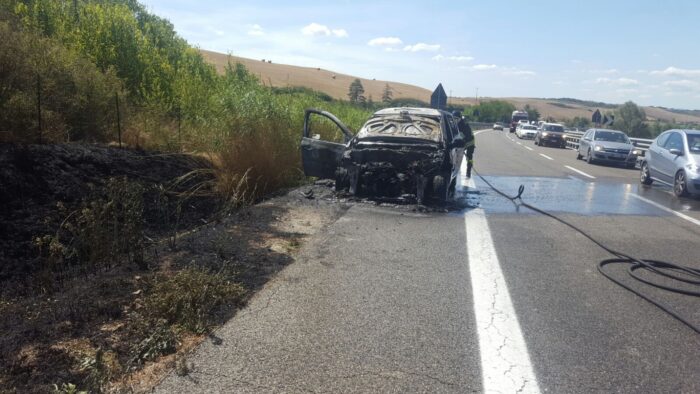Auto in fiamme, pericolo esplosione