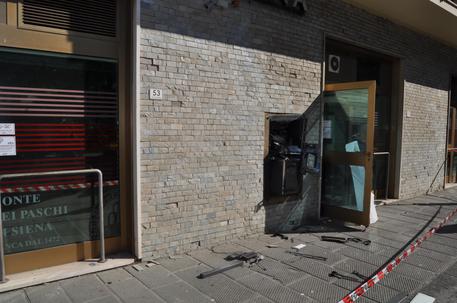Provano a sradicare il bancomat come in via Massetana