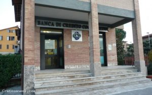 Rapinatore solitario chiude i dipendenti in bagno