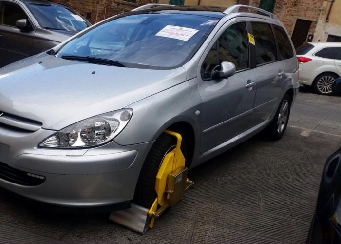 Ganasce e multe per le auto in ztl