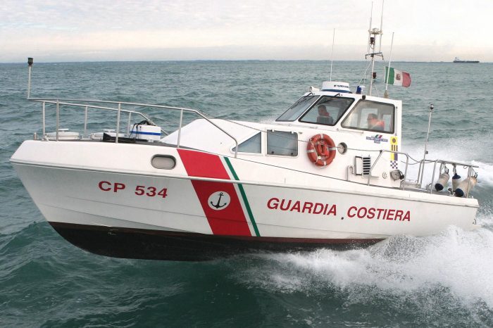 Canotto si ribalta, salvati padre e due figli di Siena a Viareggio