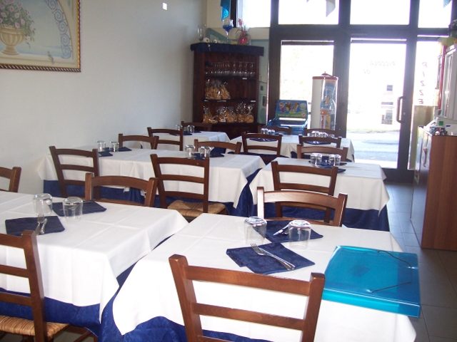 Razzia nel ristorante, rubano torte e alimenti senza glutine