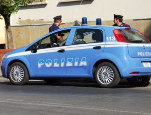 26enne si riprende fuori dalla propria abitazione e pubblica il video. Interviene la polizia