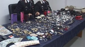 In una piazzola refurtiva proveniente da un furto in appartamento