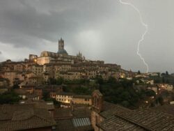 Maltempo, prolungato fino alle 22 di stasera il codice giallo per temporali