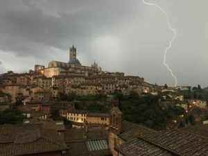 Maltempo, prolungato fino alle 22 di stasera il codice giallo per temporali