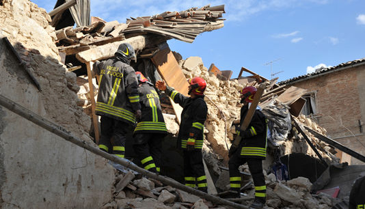 Terremoto - Vigili del fuoco di Siena tra le macerie di Accumuli