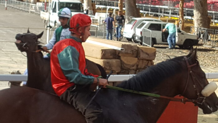 Palio di Asti: il sindaco non cede e si corre con i purosangue