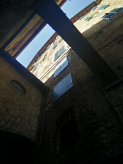 Furto in via di Citt&agrave;, vicino alla questura: ladro chiude fuori il proprietario