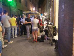 Suona senza permesso, i vigili la multano e il pubblico insorge