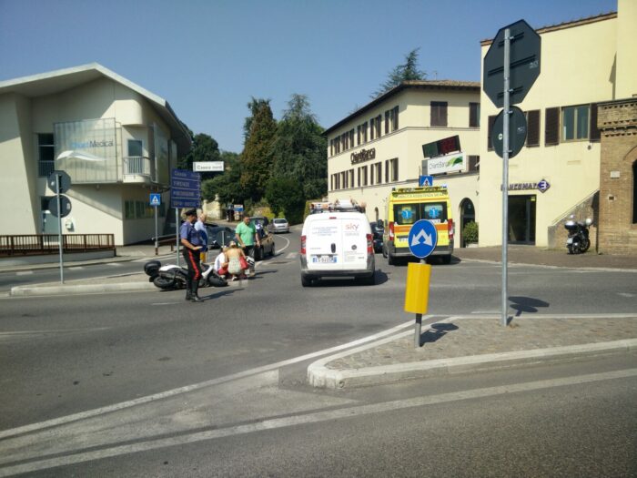 Scontro tra auto e scooter alla rotonda di Fontebecci
