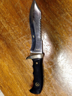 Percuote la moglie e minaccia il suicidio