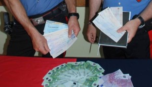 Regali e viaggi per la fidanzata con assegni postali non coperti