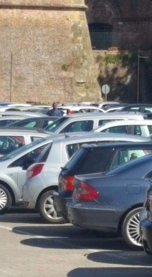 Blitz contro i parcheggiatori abusivi