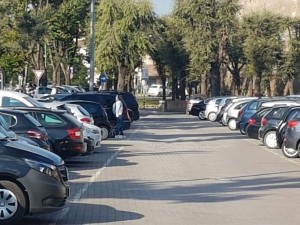 I parcheggiattori abusivi tornano al Campino di San Prospero - LA FOTO