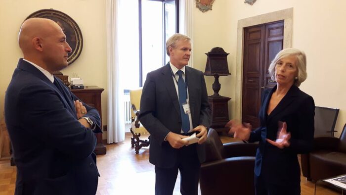 Il ministro degli Esteri di Londra Boris Johnson alla "&ldquo;Pontignano Conference&rdquo;