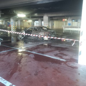 Incendio a San Miniato: brucia auto nel parcheggio interrato, possibili danni strutturali - IL VIDEO