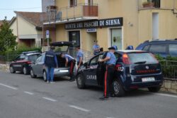Arrestati rapinatori: l'auto della fuga si rompe e fuggono in taxi