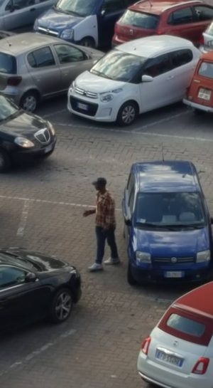 Lotta impari: il Comune manda via i parcheggiatori abusivi e loro tornano - IL VIDEO