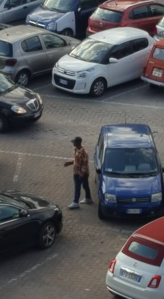 Lotta impari: il Comune manda via i parcheggiatori abusivi e loro tornano - IL VIDEO