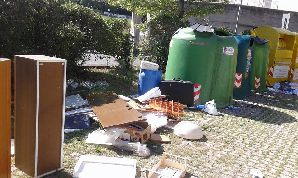 Rifiuti abbandonati: la discarica a San Miniato