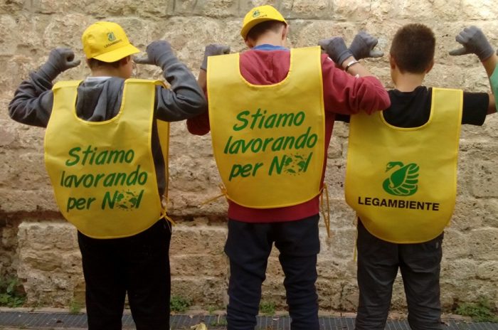 &ldquo;Puliamo il mondo&rdquo; : gli alunni delle scuole si sporcano le mani