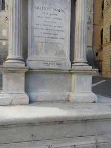 Scritta indelebile sulla statua di Sallustio