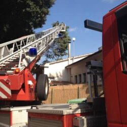 Anziana cade in casa, la salvano i vigili del fuoco
