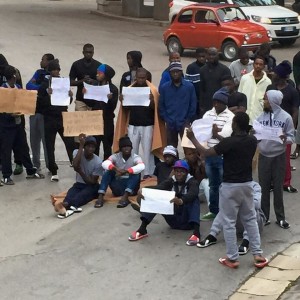 Immigrati africani protestano: "Da sei mesi non riceviamo il buono spesa"