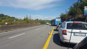 Camion travolge auto all'ingresso Siena Nord