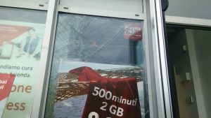 Razzia di telefonini alla Vodafone mentre suona l'allarme - FOTO e VIDEO