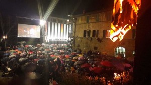 La Lupa &egrave; pi&ugrave; forte della pioggia: mezza cena della vittoria con l'ombrello poi la grande festa