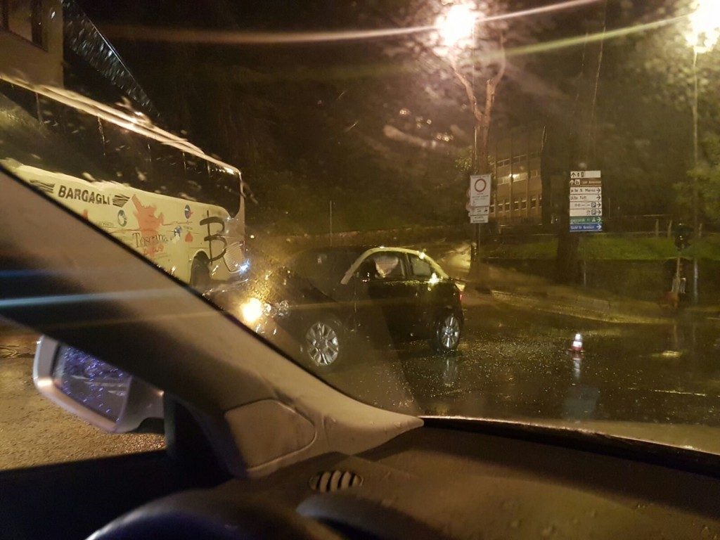 Auto contro autobus all'incrocio di Pescaia